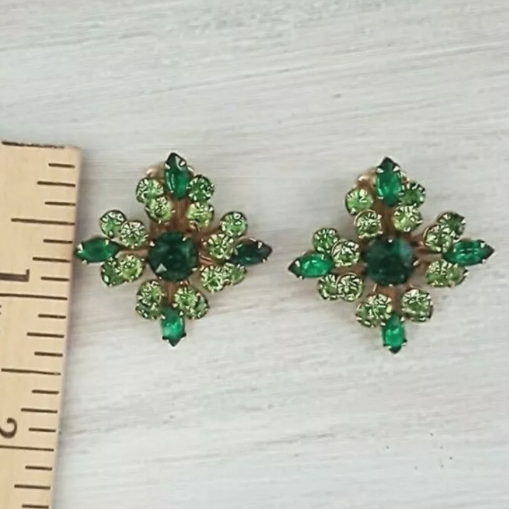 vintage emerald tone clip on earrings